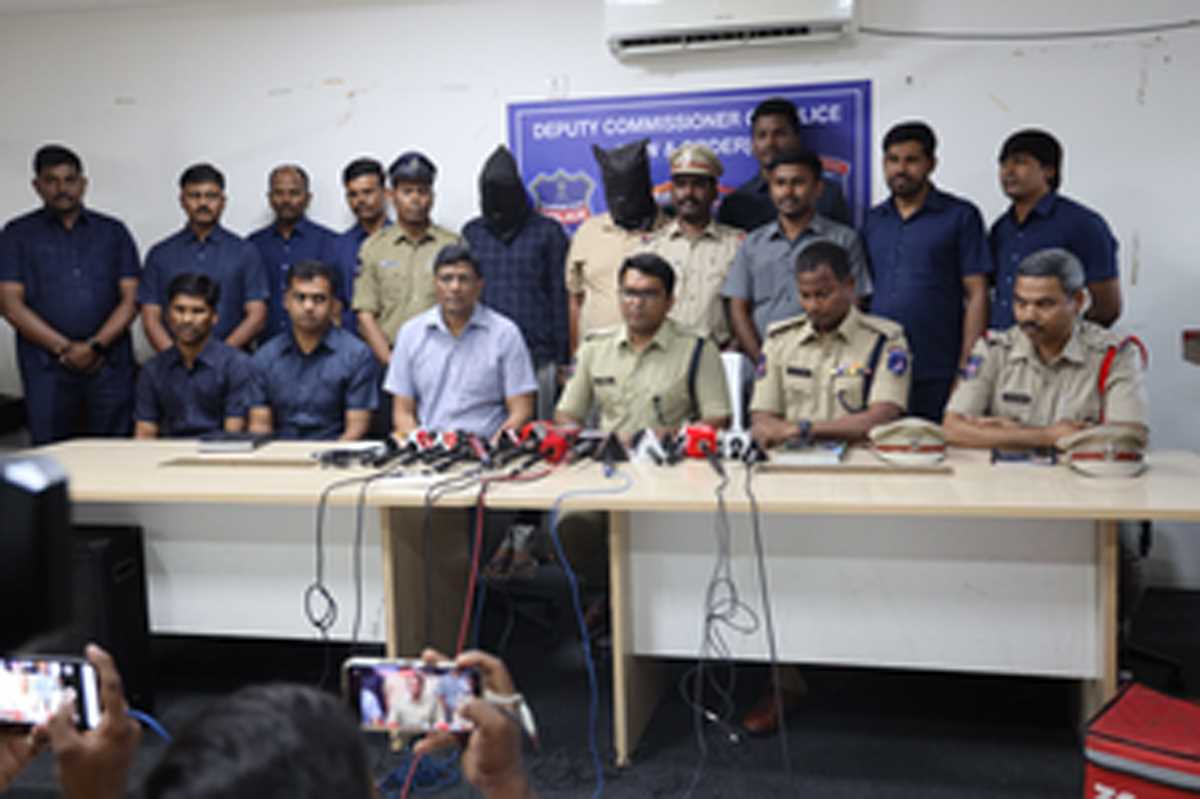 साइबराबाद पुलिस ने दो ड्रग्स तस्करों को पकड़ा, एमडीएमए जब्त साइबराबाद पुलिस ने दो ड्रग्स तस्करों को पकड़ा, एमडीएमए जब्त